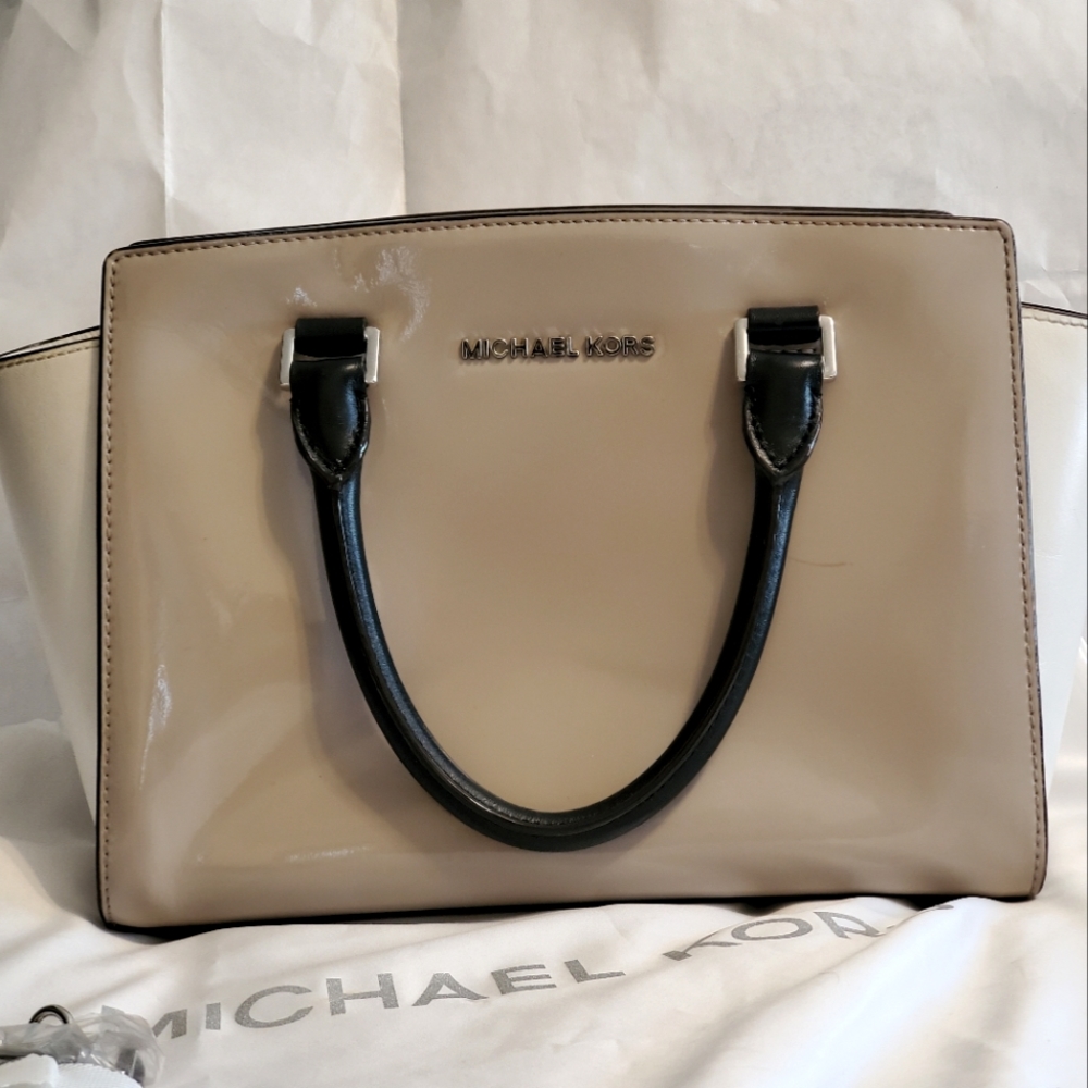 Michael Kors
 Selma Medium Top Zip
 Satchel